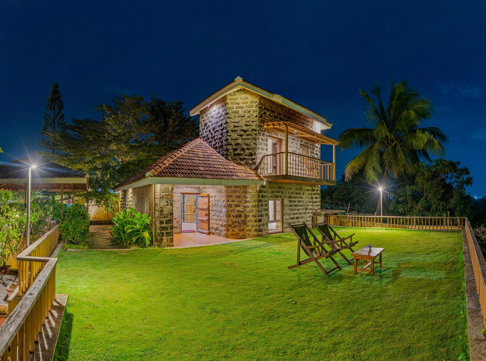 Vintage Truck House – Unique Stay Experience